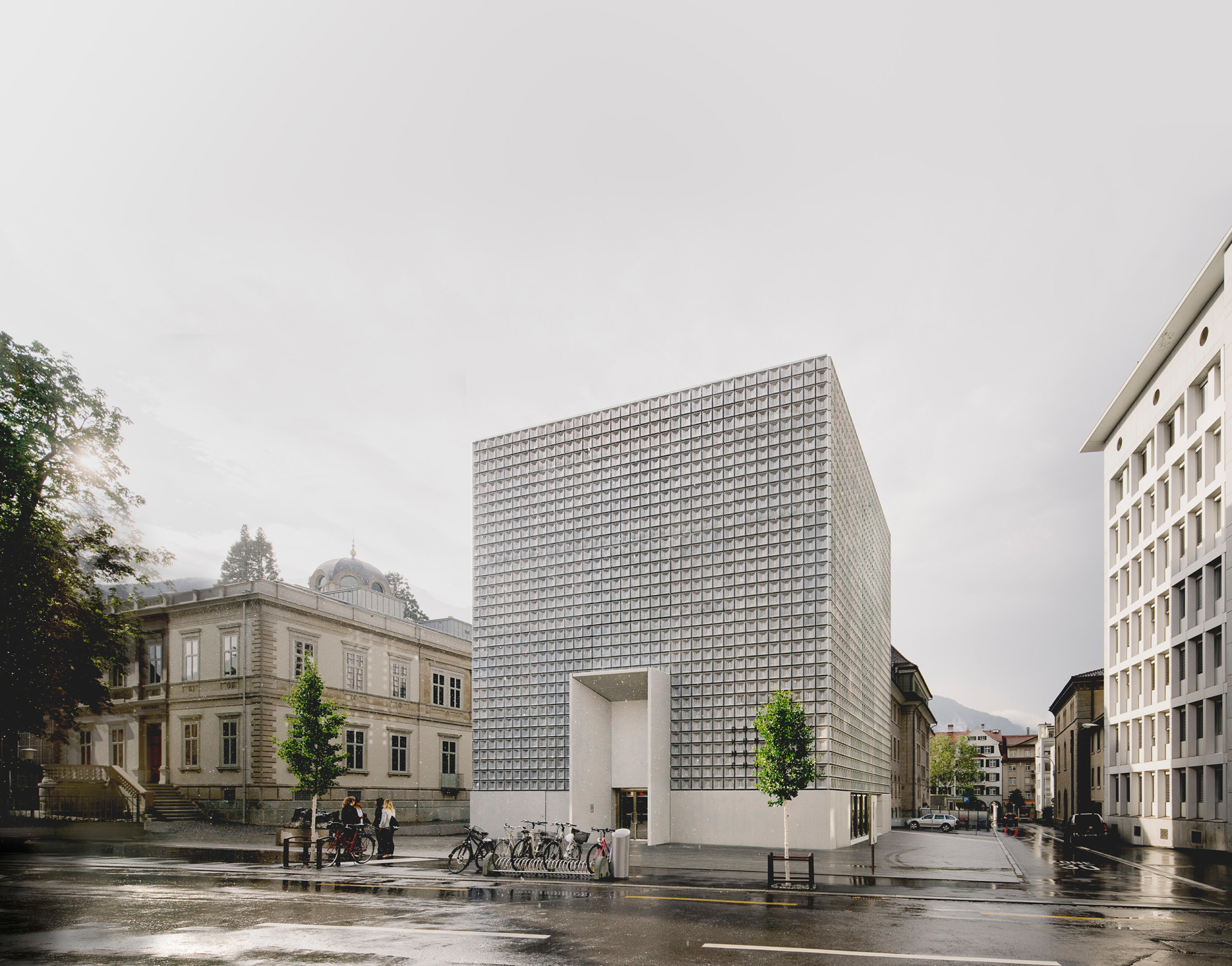 Die Symmetrie des Bestandsgebäudes prägt auch Fassade und Grundriss des Erweiterungsbaus.
