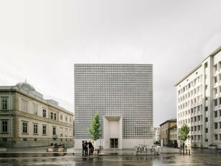 Der Erweiterungsbau des Bündner Kunstmuseums schließt unterirdisch an die Villa Planta (links) an.
