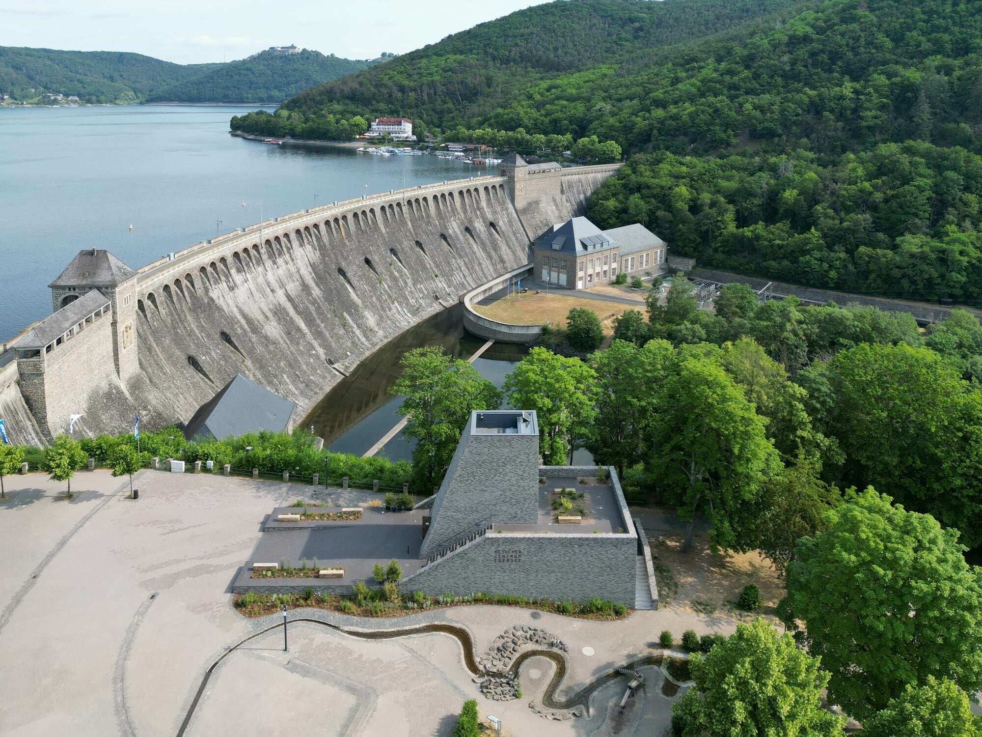 An der Mauersohle der Sperrmauer liegt das Kraftwerk Hemfurt I, das bis heute die Gegend mit 20 Megawatt Strom versorgt.