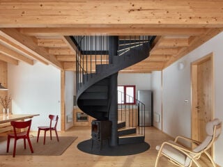 Ein roter Farbfleck in der weißen Schneelandschaft: Im nordtschechischen Horní Malá Úpa hat das Büro ADR einen charmanten Neubau realisiert.