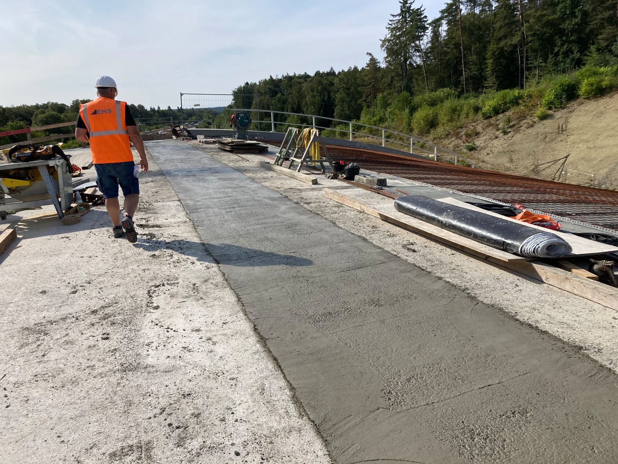 Einige Arbeitsschritte wie etwa die Betonage der Kappen, sind noch notwendig, bevor die Brücke der Natur übergeben werden kann.