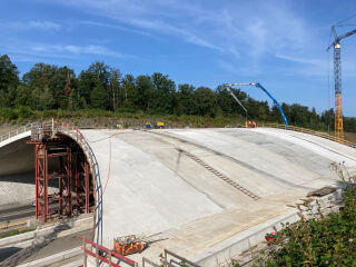 Betonage des Lückenschlusses auf dem Brückenscheitel in 12 Metern Höhe durch das Team des Unternehmens PORR noch vor Fertigstellung des Überbaus