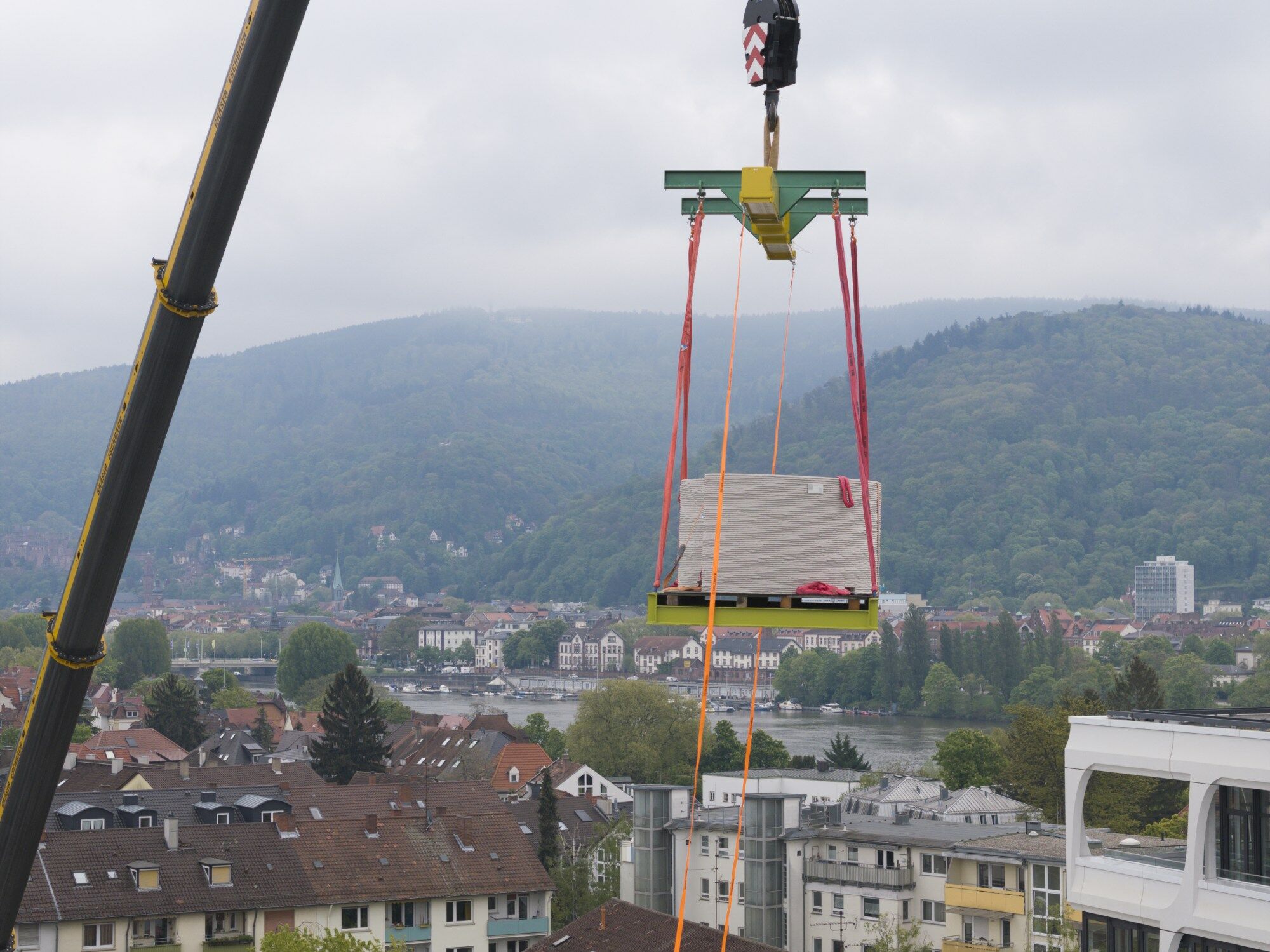Die schweren Pflanzelemente wurden von einem Autokran über das Gebäude in den Innenhof transportiert.