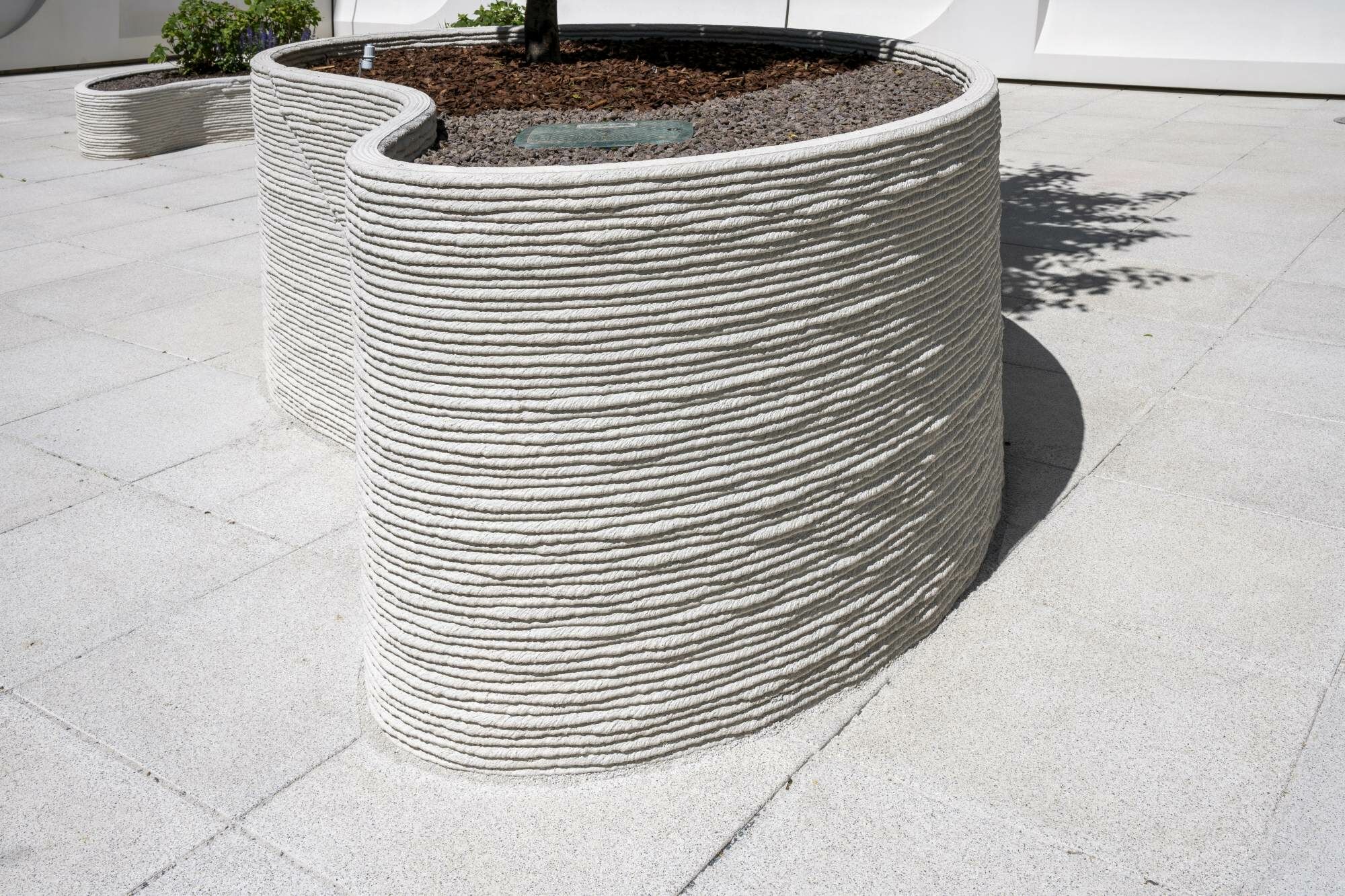 Der typische Schichtaufbau, der durch das 3D-Betondruckverfahren entsteht, lässt auch besonders weiche, organische Formen zu.