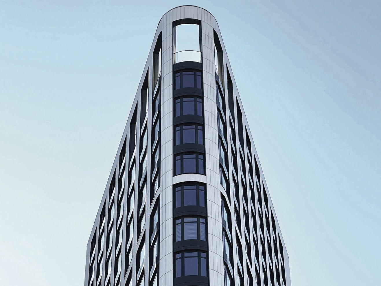 Zentrales Element der Fassade ist die Verwendung von gletscherweiß glänzenden Keramikplatten des vorgehängten hinterlüfteten Fassadensystem KeraTwin K20 von Agrob Buchtal.