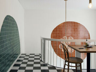 Im Erdgeschoss befindet sich die offene Küche, in der die Pizza vor den Augen der Gäste zubereitet wird. 