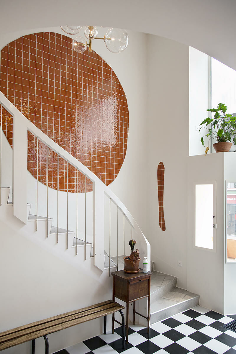 Die Treppe und der überwiegende Teil der Wandflächen sind schlicht weiß gehalten. 