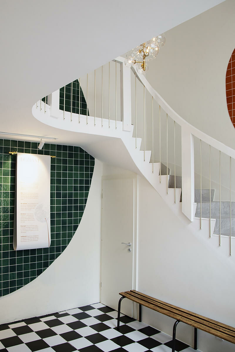 Eine gewendelte Treppe führt auf die Galerieebene, wo sich der Gastraum befindet.