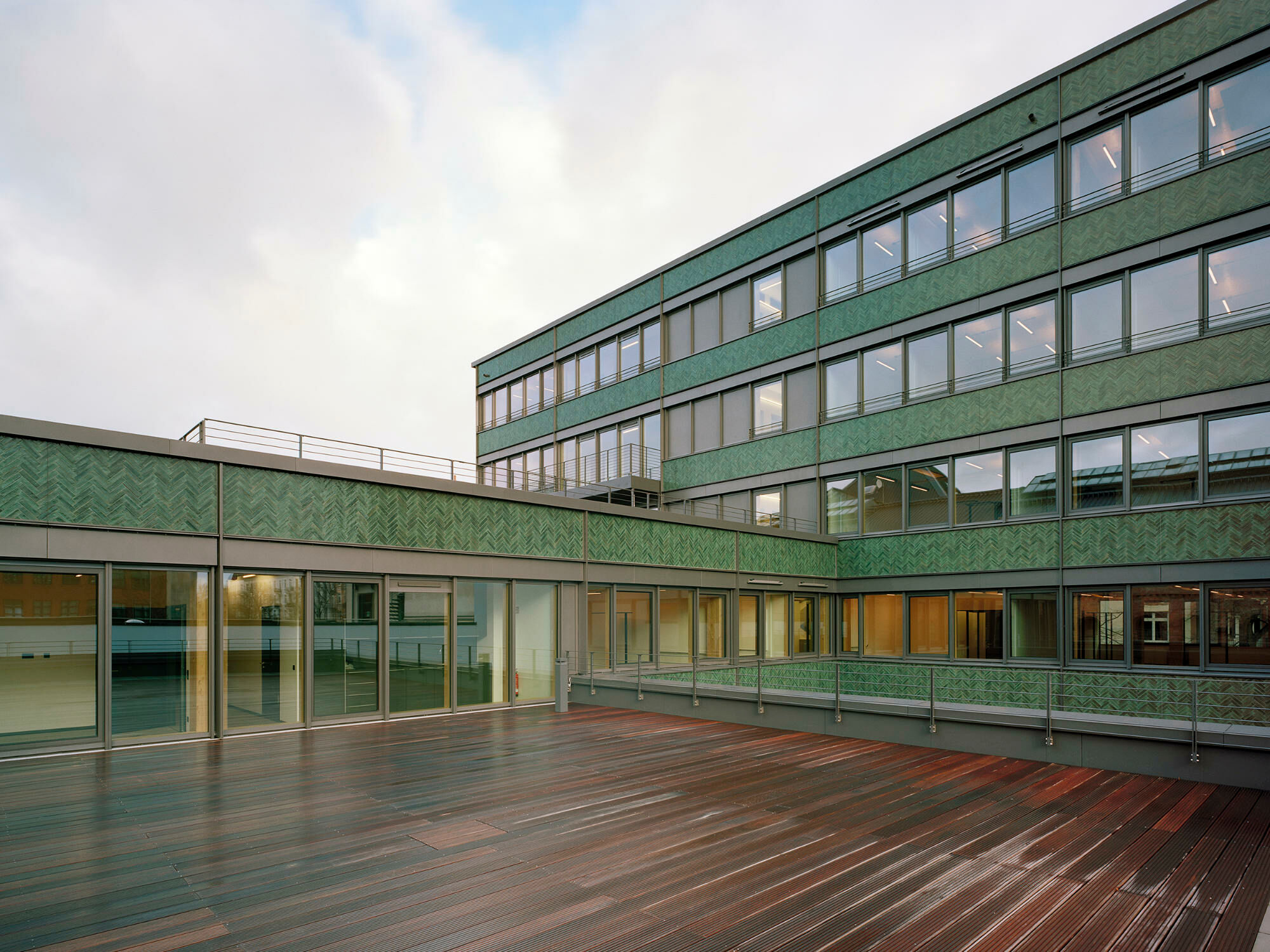 Während der Büroneubau nach Plänen von LH Architekten an der Daimlerstraße die Straßenflucht schließt, staffelt er sich rückwärtig ab.