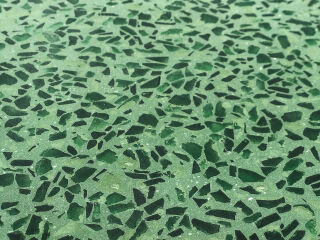 Das deutsche Unternehmen VIA stellt einen fugenlosen Terrazzo aus Bauabfällen her, der zement- und epoxidharzfrei ist. Im Bild: Terrazzo aus recycelten grünen Glasflaschen
