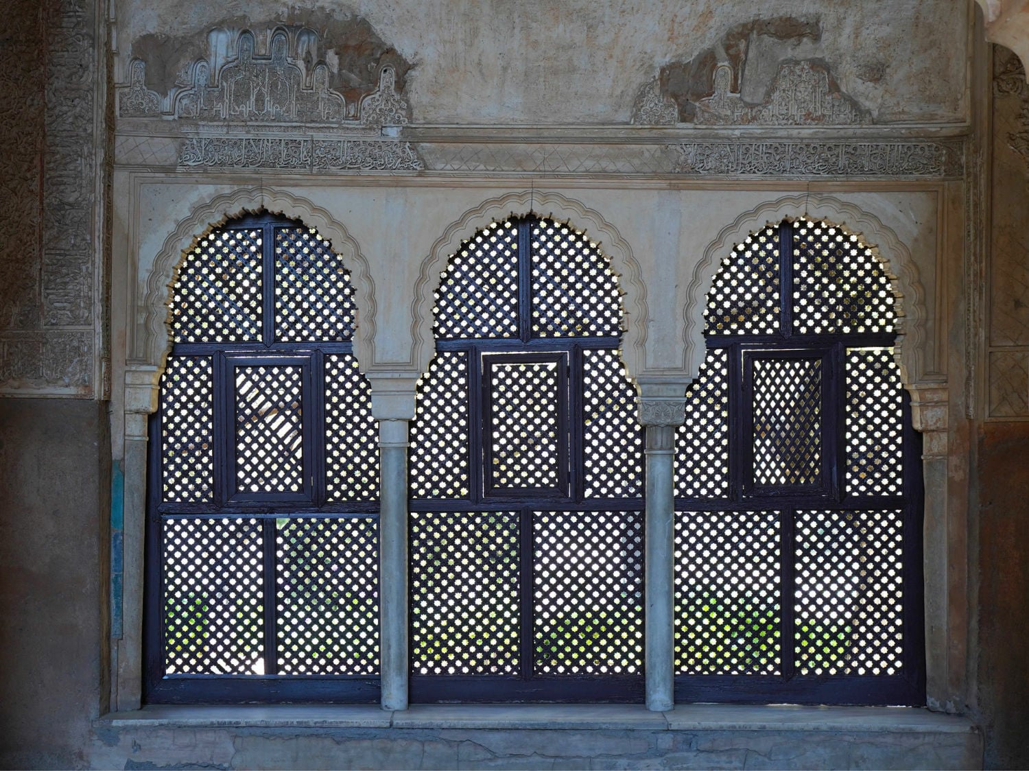Innenansicht eines Mashrabiyya-Fensters mit Ablage.