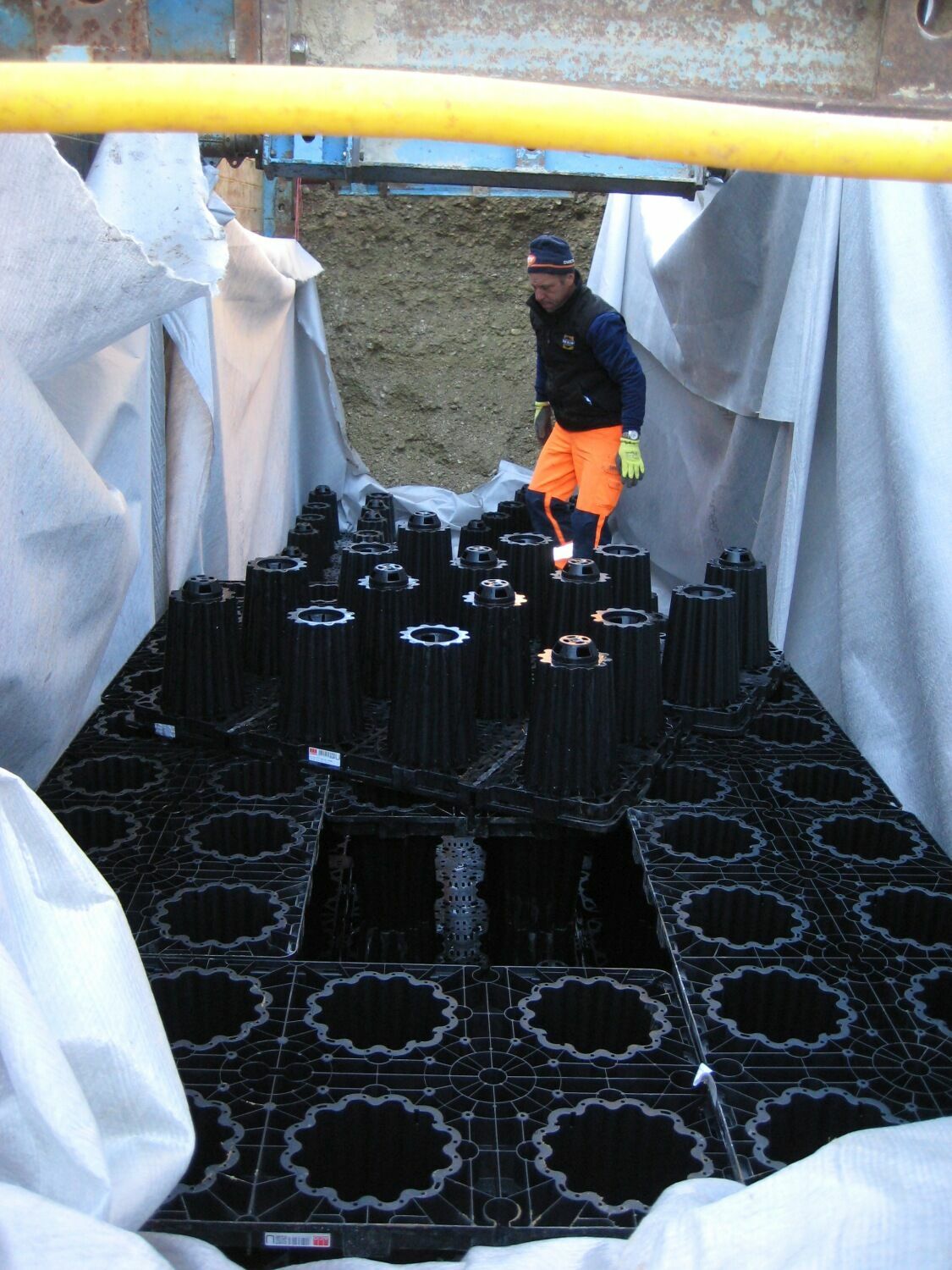Versickerungsrigolen können Schäden von Starkregenereignissen vorbeugen, in dem sie das anfallende Wasser zwischenspeichern.
