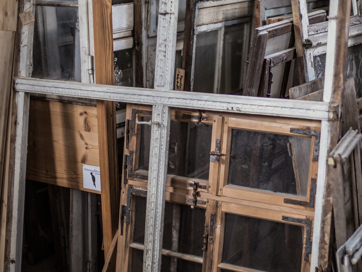 Die energetische Sanierung von alten Fensterkonstruktionen geht in der Regel mit einem Komplettaustausch daher. Dass die optische Erscheinung historischer Verglasungen dennoch beibehalten werden kann, zeigt die Holzmanufaktur Rottweil.