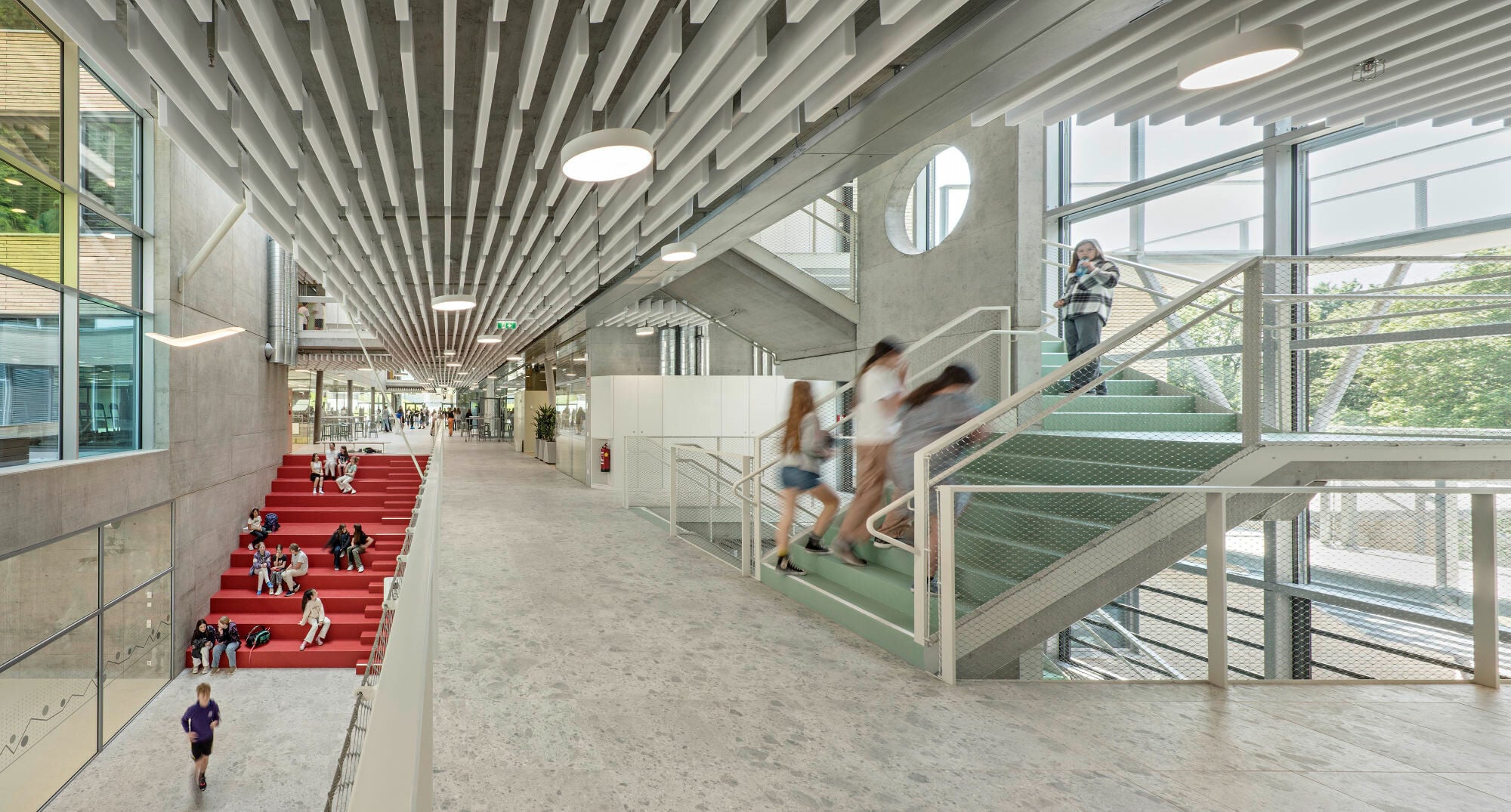 Herz des Schulgebäudes ist das über alle Ebenen reichende Atrium mit integrierter Aula und zahlreichen Aufenthalts- und Lernzonen.