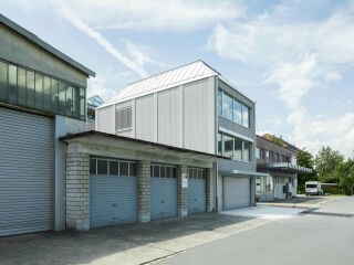 Eines unter Vielen: Dass es sich bei dem Betriebsleitergebäude von Graber & Steiger Architekten um ein Wohngebäude inmitten eines Gewerbegebiets handelt, fällt kaum auf.