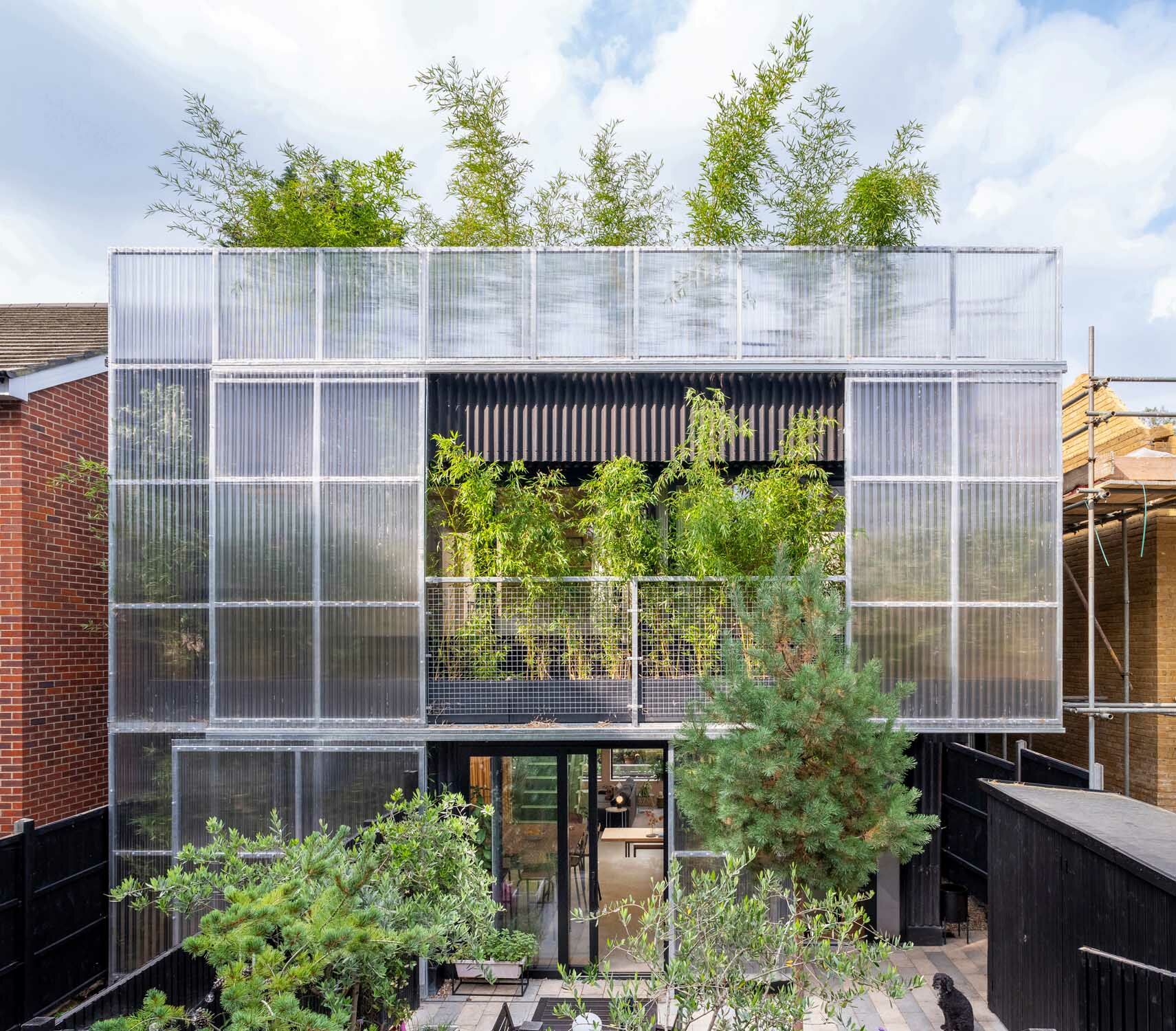 Pflanzen und Polycarbonat-Flächen filtern das Tageslicht, bieten Sonnenschutz an heißen Tagen und sorgen für Privatsphäre.