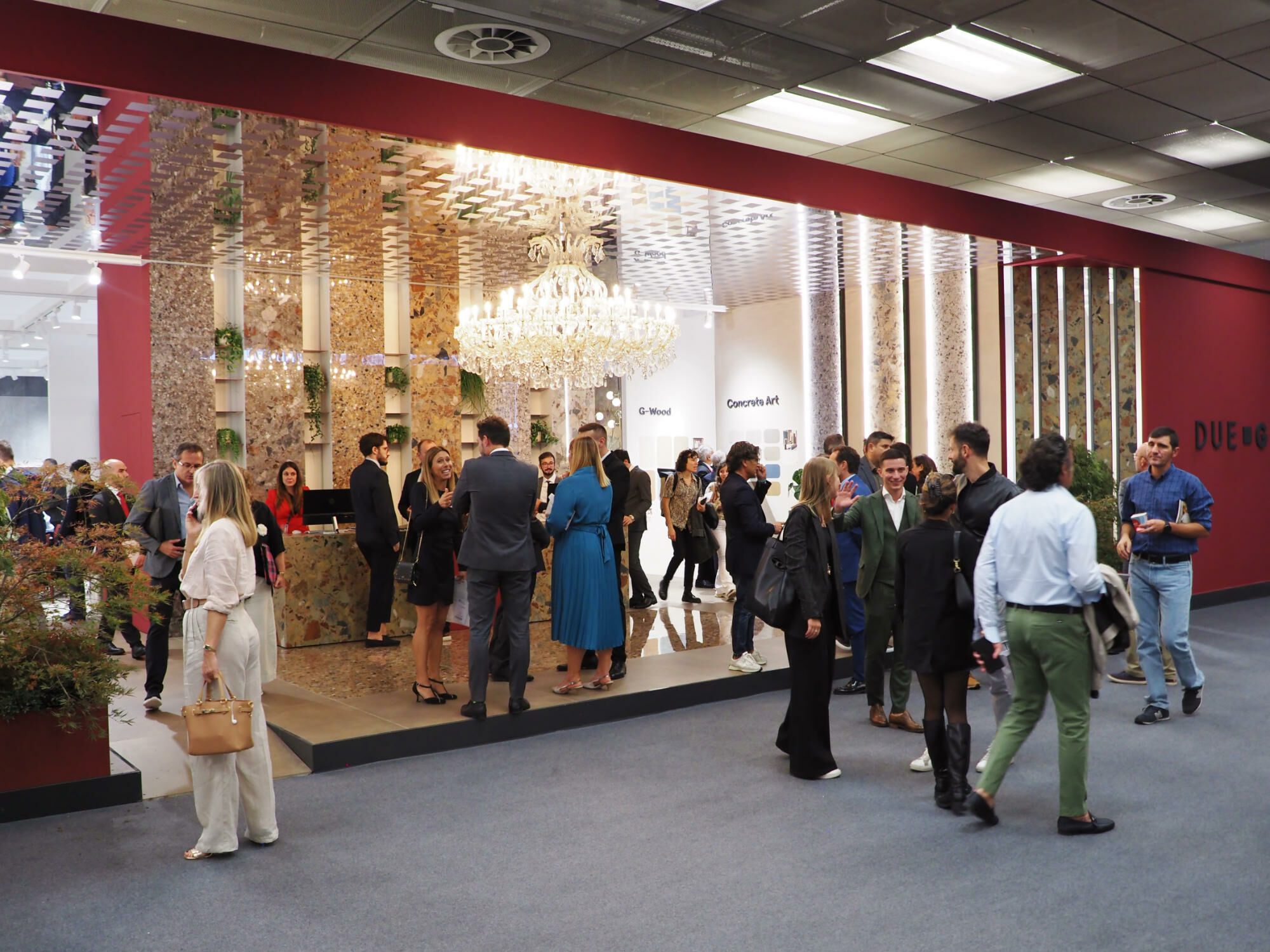 Willkommen zu den Cersaie-Fliesenneuheiten: Materialpräsentation im neu gestalteten Fiandre-Showroom.