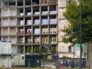Eine wesentliche Maßnahme des Rückbaus ist der gezielte Ausbau von Elementen und Materialien, die zugunsten einer weiteren Nutzung vor der Entsorgung gerettet werden.