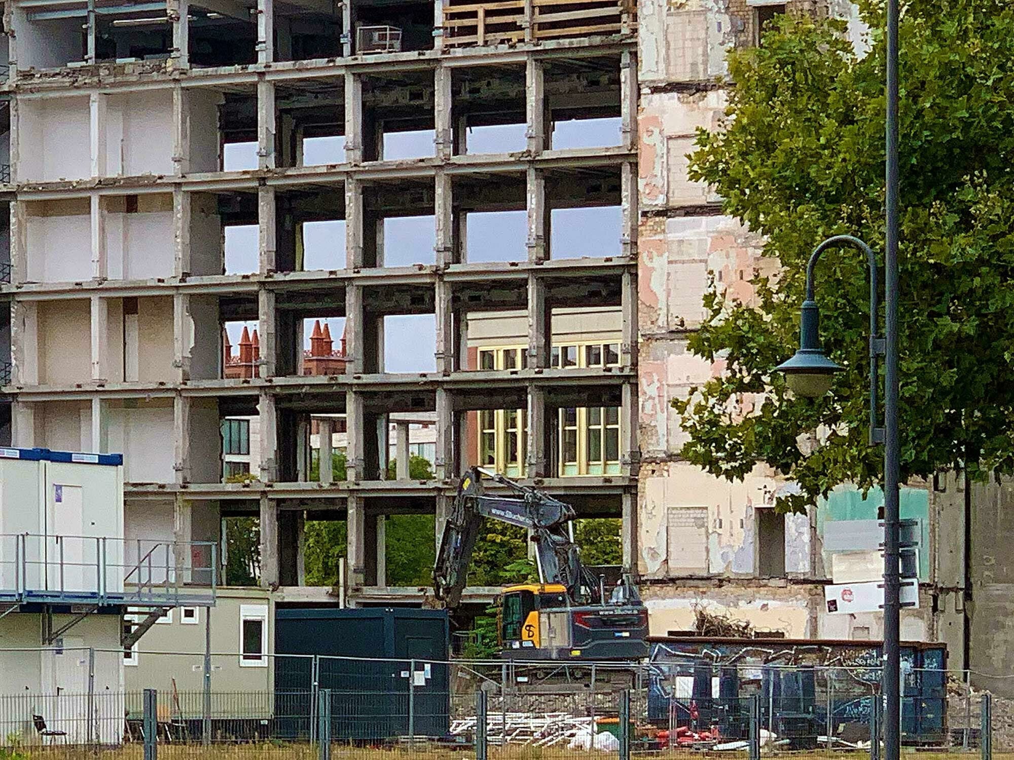 Eine wesentliche Maßnahme des Rückbaus ist der gezielte Ausbau von Elementen und Materialien, die zugunsten einer weiteren Nutzung vor der Entsorgung gerettet werden.