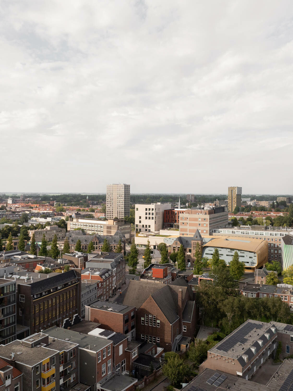 Der Standort des Gebäudes stellt die geplante Vereinigung der Universitätsklinik und der Medizinfakultät dar, denn mit dem neugebauten Bildungszentrum soll die geographische und sinnbildliche Lücke zwischen Praxis und Lehre aufgehoben werden.