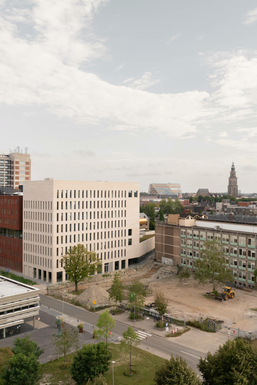 Neben dem Neubau wird bereits Platz für die geplante Campuserweiterung geschaffen. Dort sollen Räume für die Forschung, Lehre und Praxis entstehen.