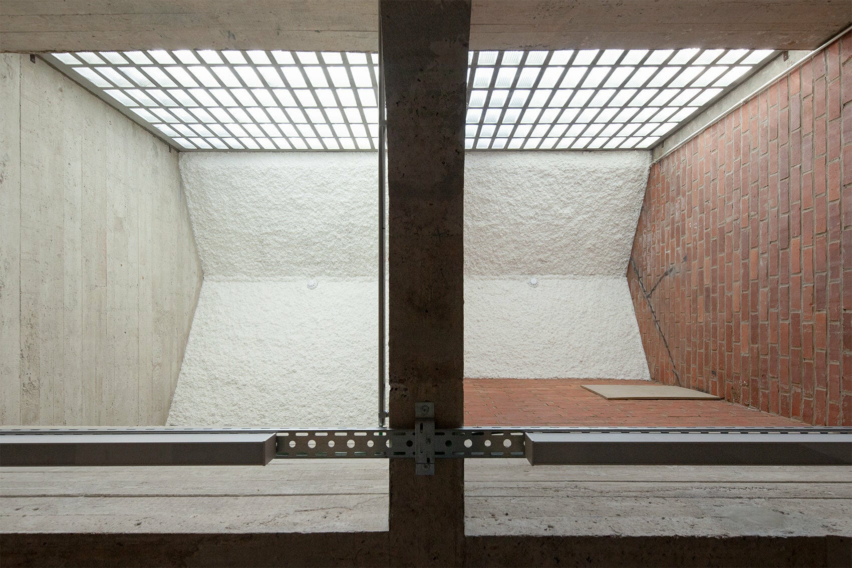 Nach den Aufräumarbeiten ist das Zusammenspiel der Dachträger mit dem durch Glassteine fallenden Licht wieder erlebbar.