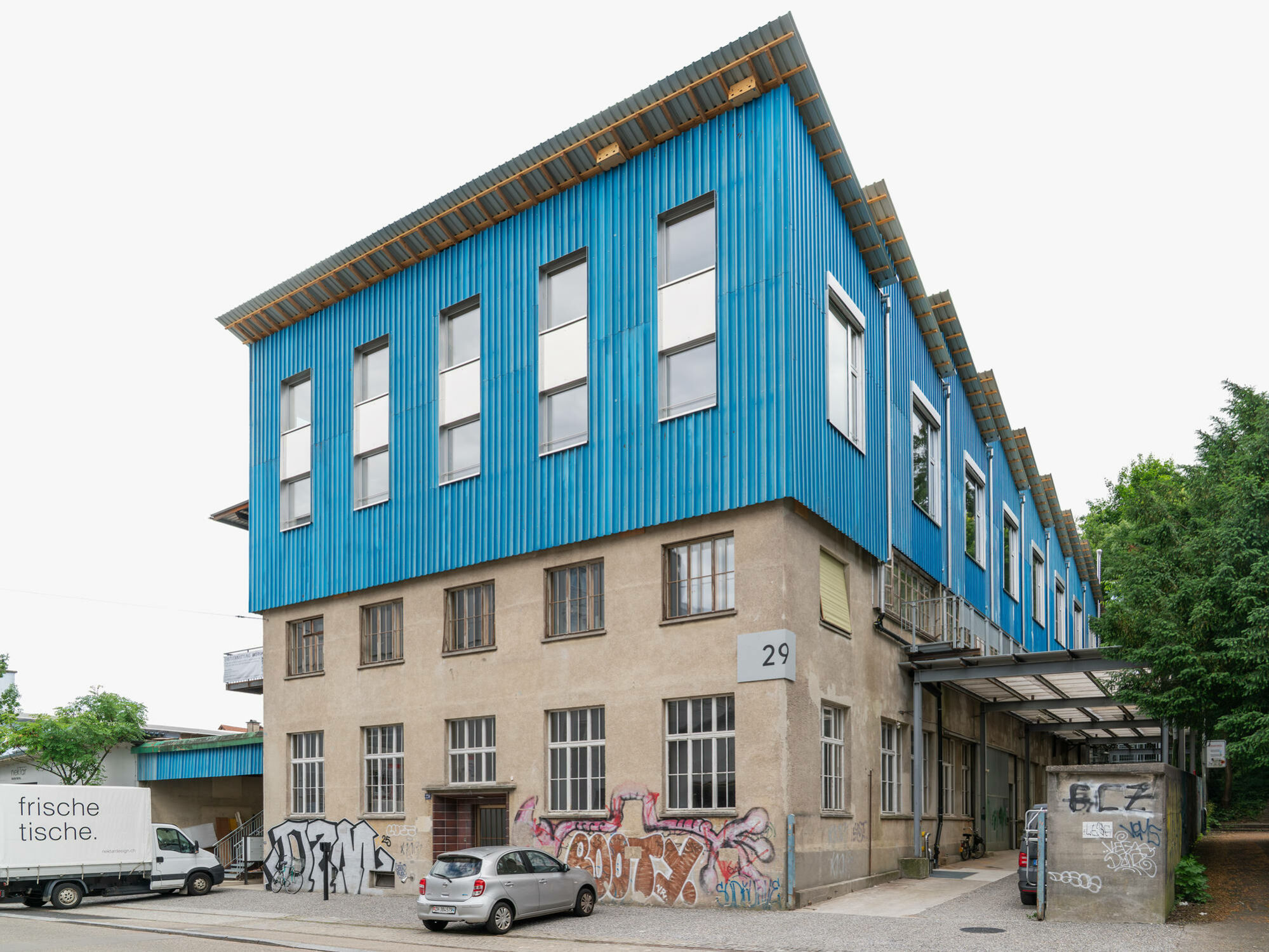 Der Gewerbebau in der Grubenstrasse 29 in Zürich wurde bis 2025 nach Plänen von Baubüro in situ aufgestockt.