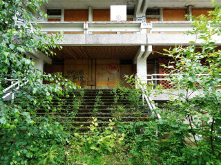 Bei Lost Places handelt es sich um leerstehende, ungenutzte, aufgegebene und sich selbst überlassene Bauwerke. Im Bild: Ein ehemaliges Botschaftsgebäude in Berlin.