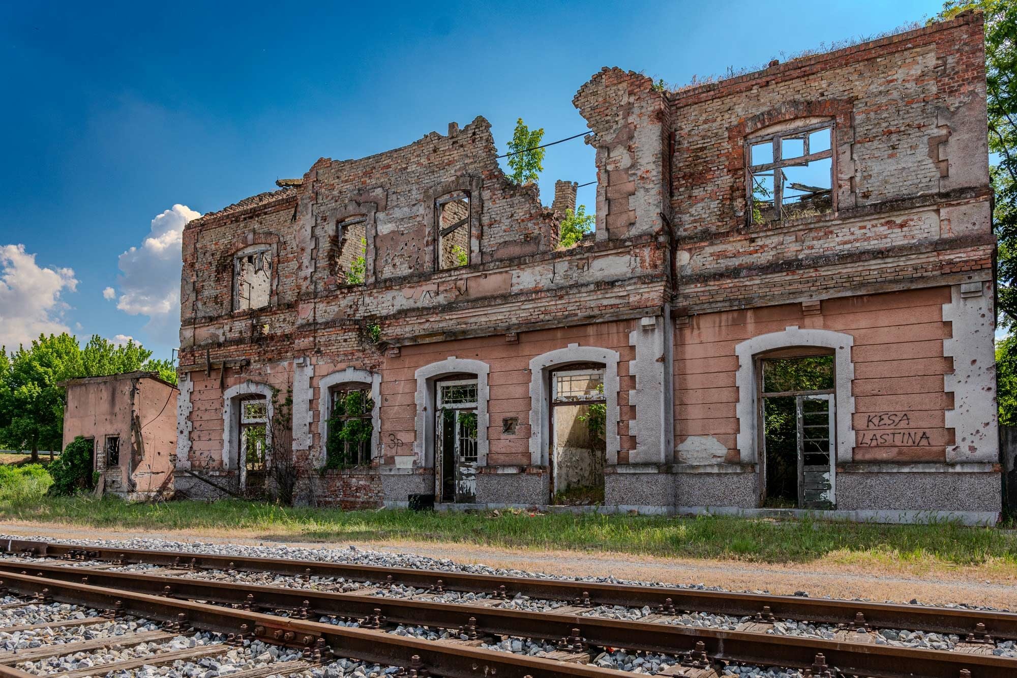 Auch Reste von Industrie- oder Infrastrukturanlagen oder Ruinen gelten als Lost Places. Im Bild: Das Bahnhofsgebäude von Vukovar in Kroatien.