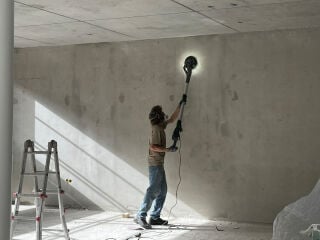 Reinigung, Retusche und Reparatur gehören zum Tätigkeitsfeld der Betonkosmetiker*innen.