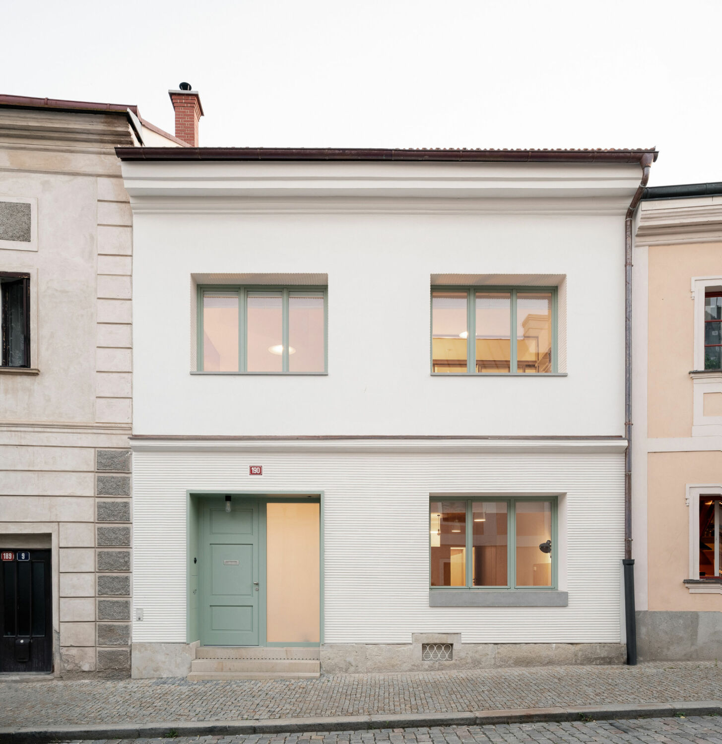 Das dreigeschossige Haus fügt sich unauffällig in dan alten Stadtkern ein.