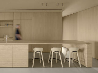 Das niederländische Architekturbüro i29 hat das Interiordesign für eine Wohnung im 19. Stock eines Hochhauses in Amsterdam gestaltet.