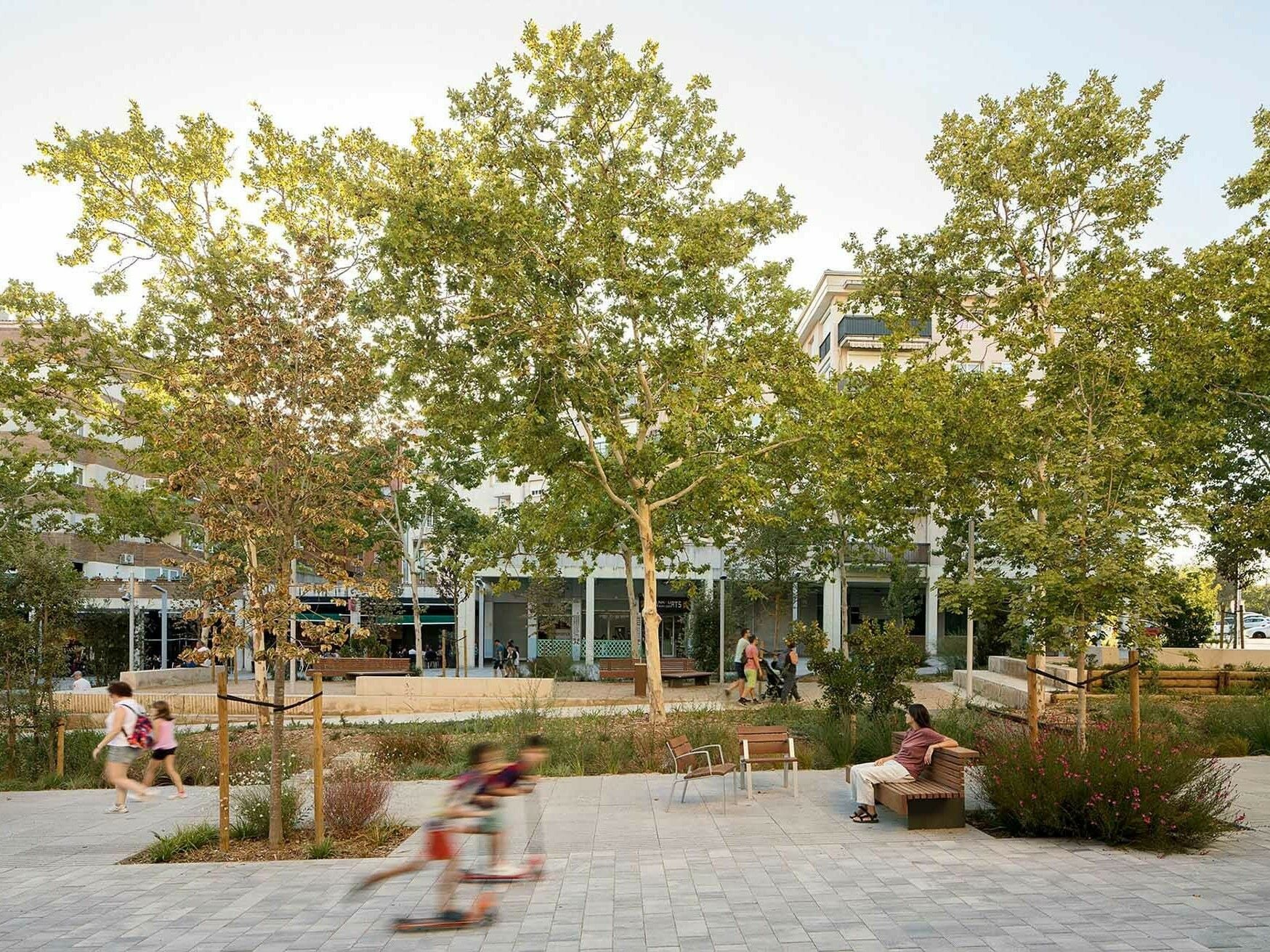 Batlleiroigs Entwurf öffnet die Rambla de la Girada über ihre gesamte Breite für Fußgänger*innen und integriert eine neue blaugrüne Infrastruktur.