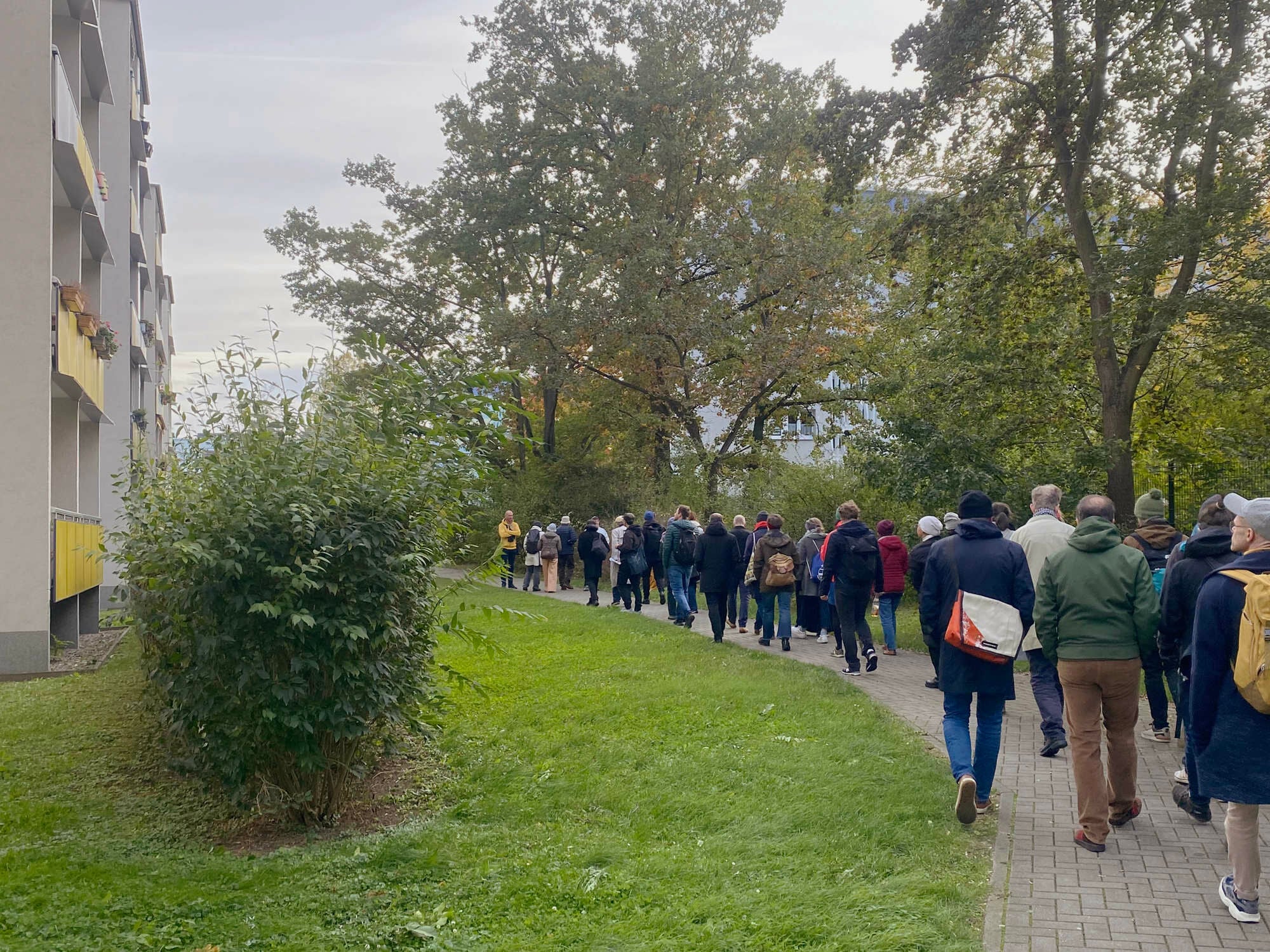 Vor allem um die Außenräume der Plattenbausiedlungen ging es bei der Konferenz „Modern Housing Postwar – Cities of Tomorrow?”, die im Okotber 2024 in Halle stattfand. 