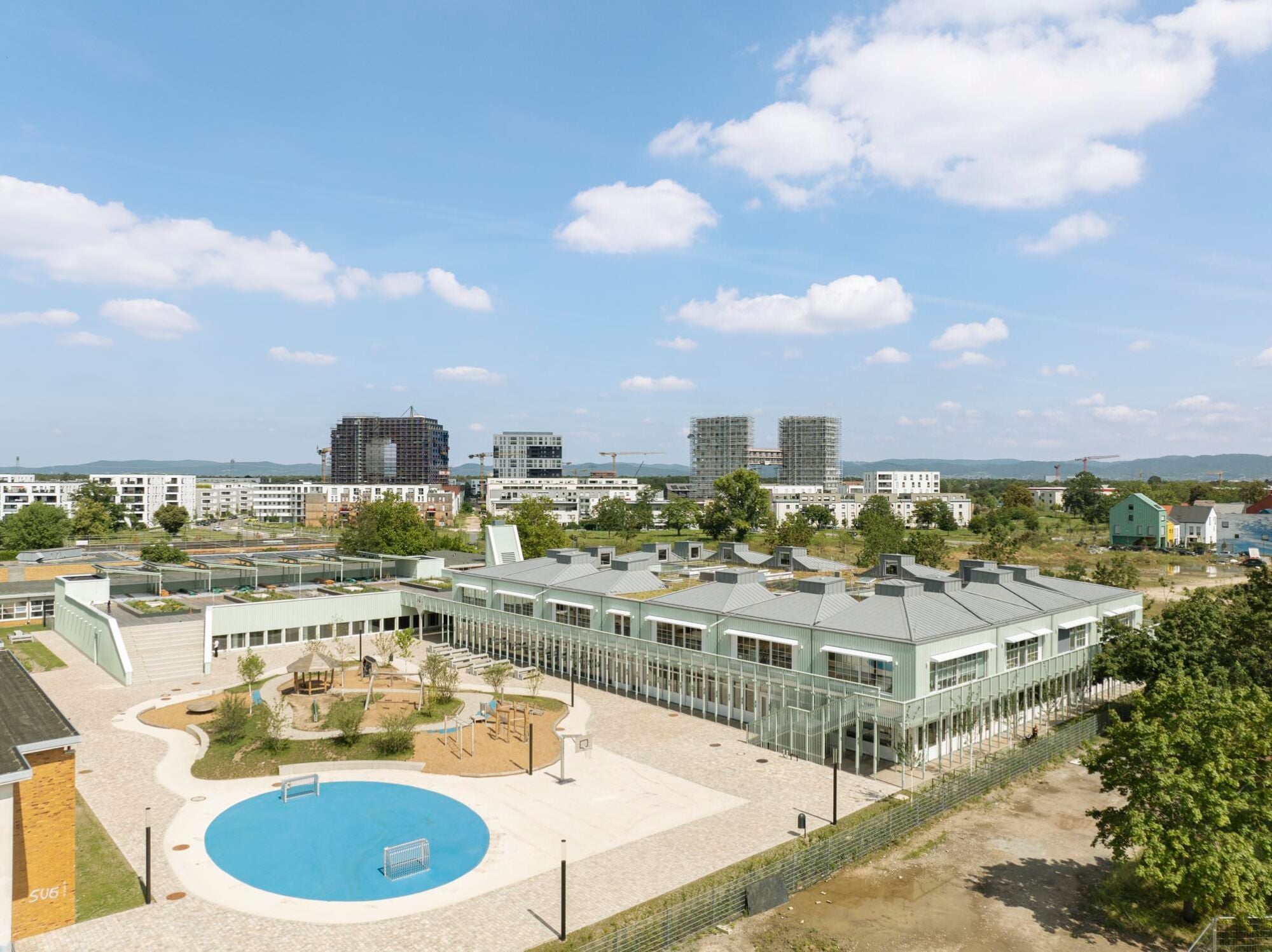 LRO Lederer Ragnarsdóttir Oei planten das neue Schulgebäude und die Turnhalle, die einen großzügigen Pausenhof fassen.