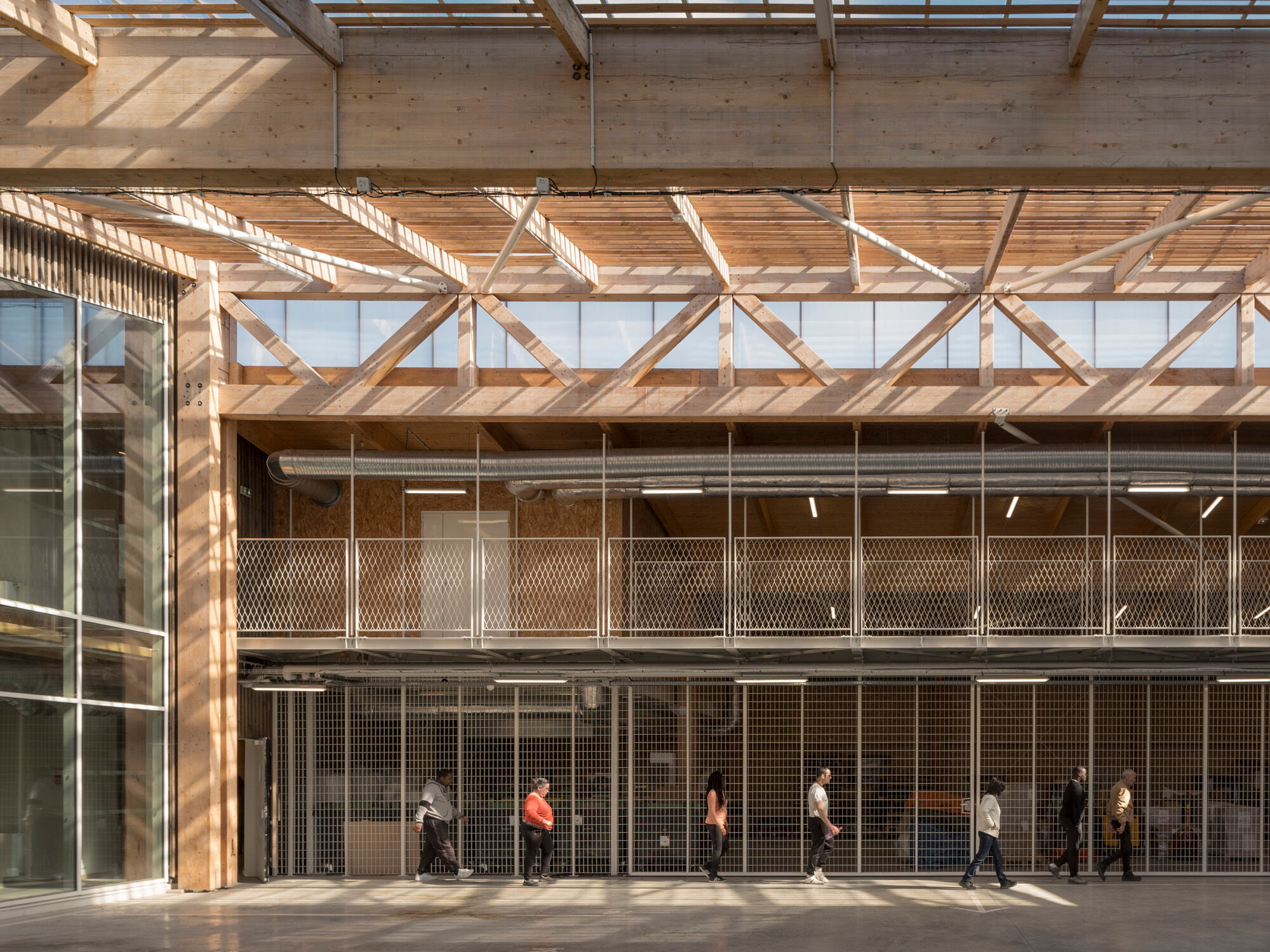 Holzskelettbau mit Fachwerkträger aus Brettschichtholz