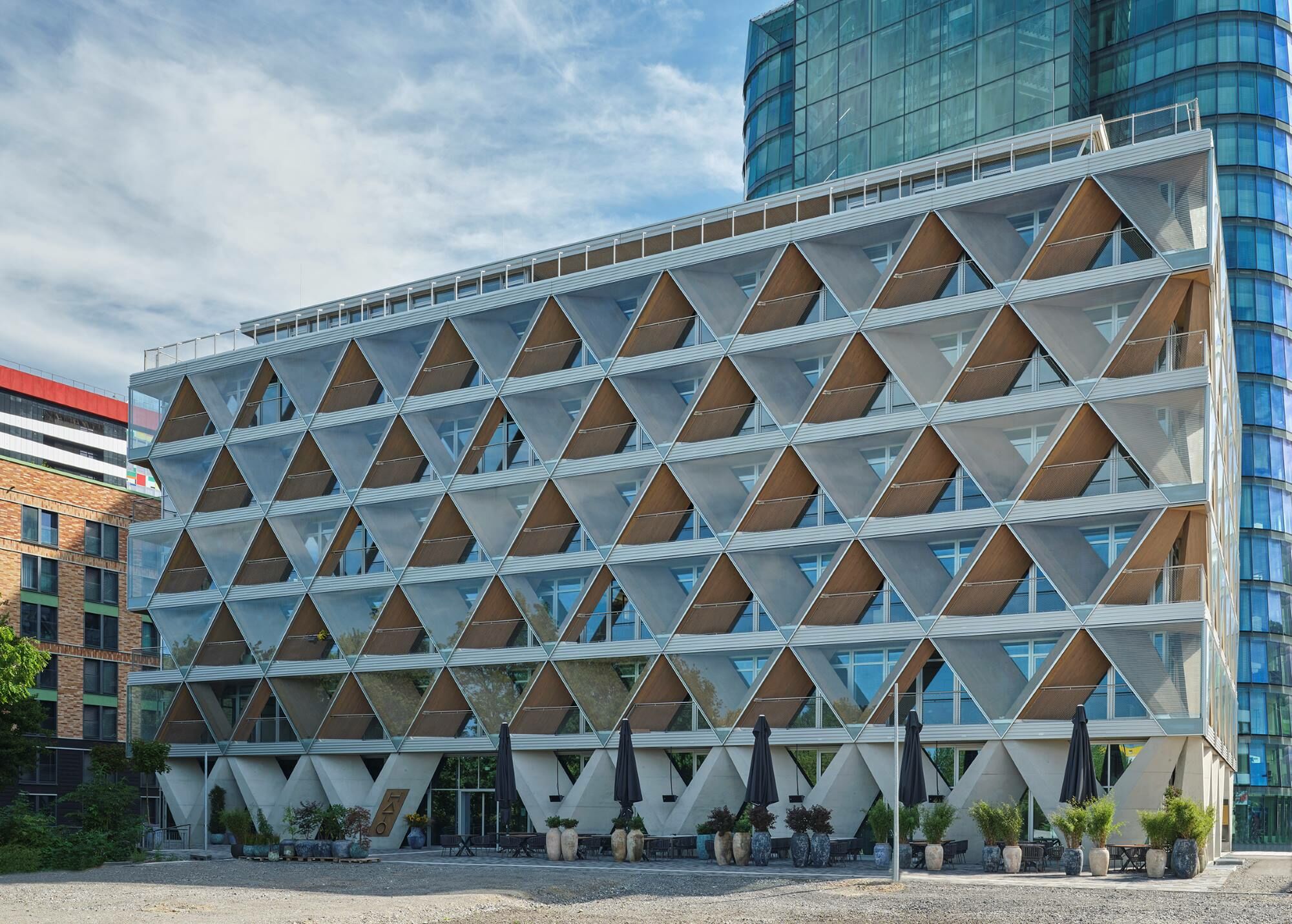 Die auffällige Doppelfassade mit dreiecksförmigen Verglasungen wurde parametrisch entworfen. 