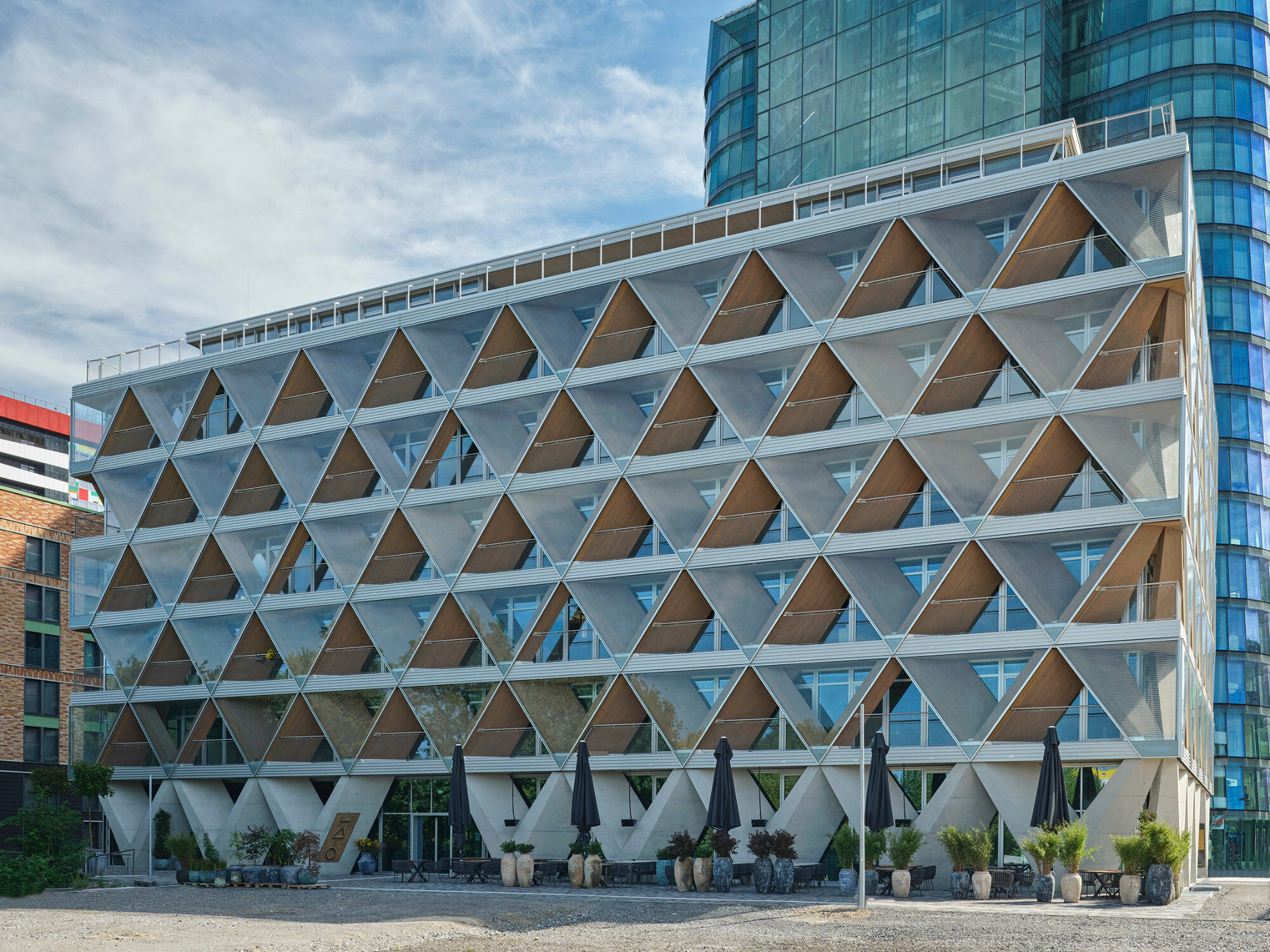 The Cradle ist das erste Holzhybrid-Bürogebäude in Düsseldorf und stammt aus der Feder des Architekturbüros HPP. 