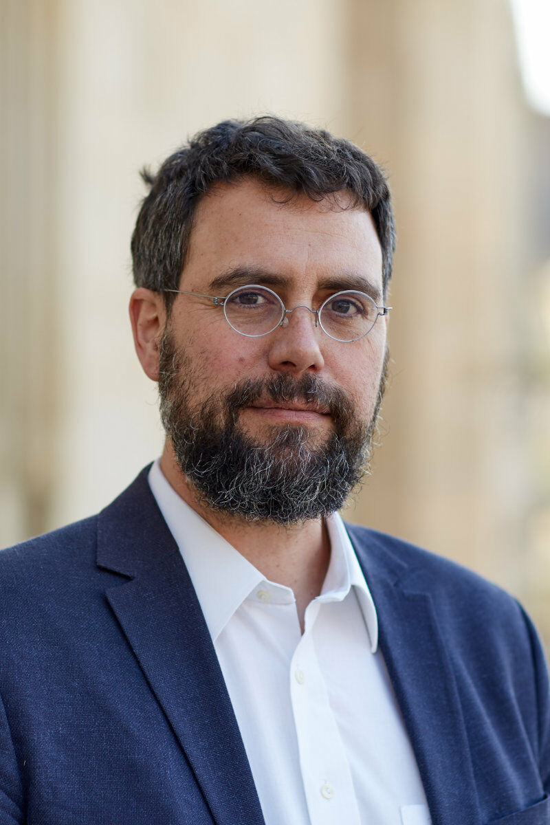 Martin Düchs ist Professor für Kulturwissenschaften, Theorie und Geschichte von Design und Architektur an der New Design University in St. Pölten, Österreich.