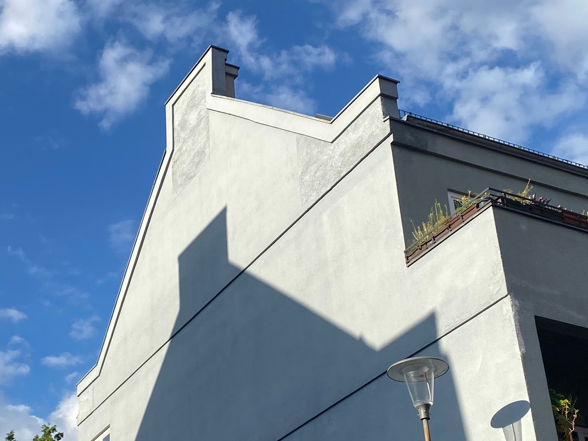 Reprofilierte Kanten und Flächen an einem Betongiebel der Berliner Splanemann-Siedlung