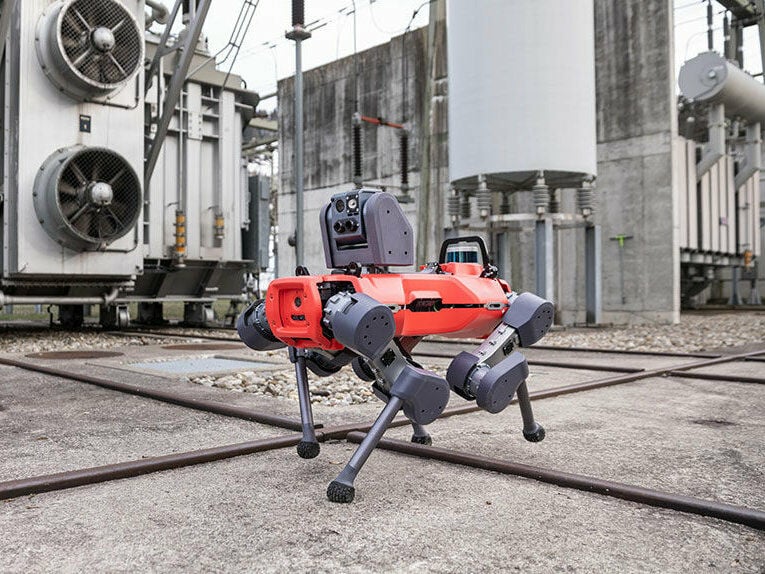 Der Inspektionsroboter SecuriBotic Agent Anymal von Securiton wurde speziell für Routinekontrollgänge und den Einsatz in Alarmsituationen sowohl in Gebäuden als auch im Außenbereich entwickelt.