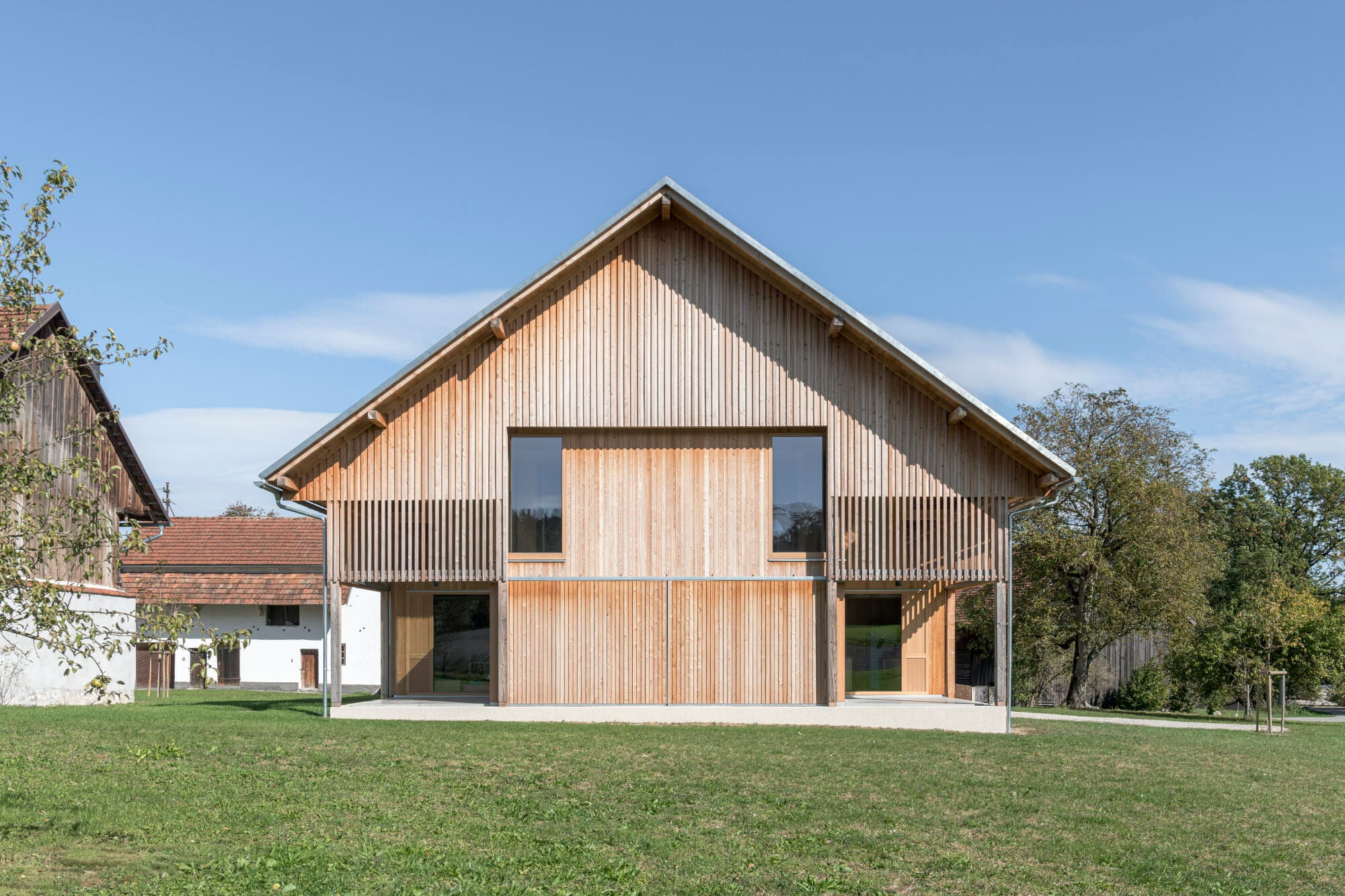 Geradlinig und schlicht erscheint der Neubau in Ergänzung des alten Holzstadels nach Plänen von Wolf Architektur.