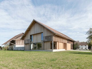 Das neue Wohnhaus schließt unmittelbar an die alte Scheune an.