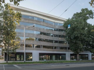 An der vierspurigen Fetscherstraße zwischen den Stadtteilen Johannstadt und Striesen ergänzt seit 2023 ein genossenschaftlicher Wohnungsbau das heterogene Stadtbild von Dresden. 