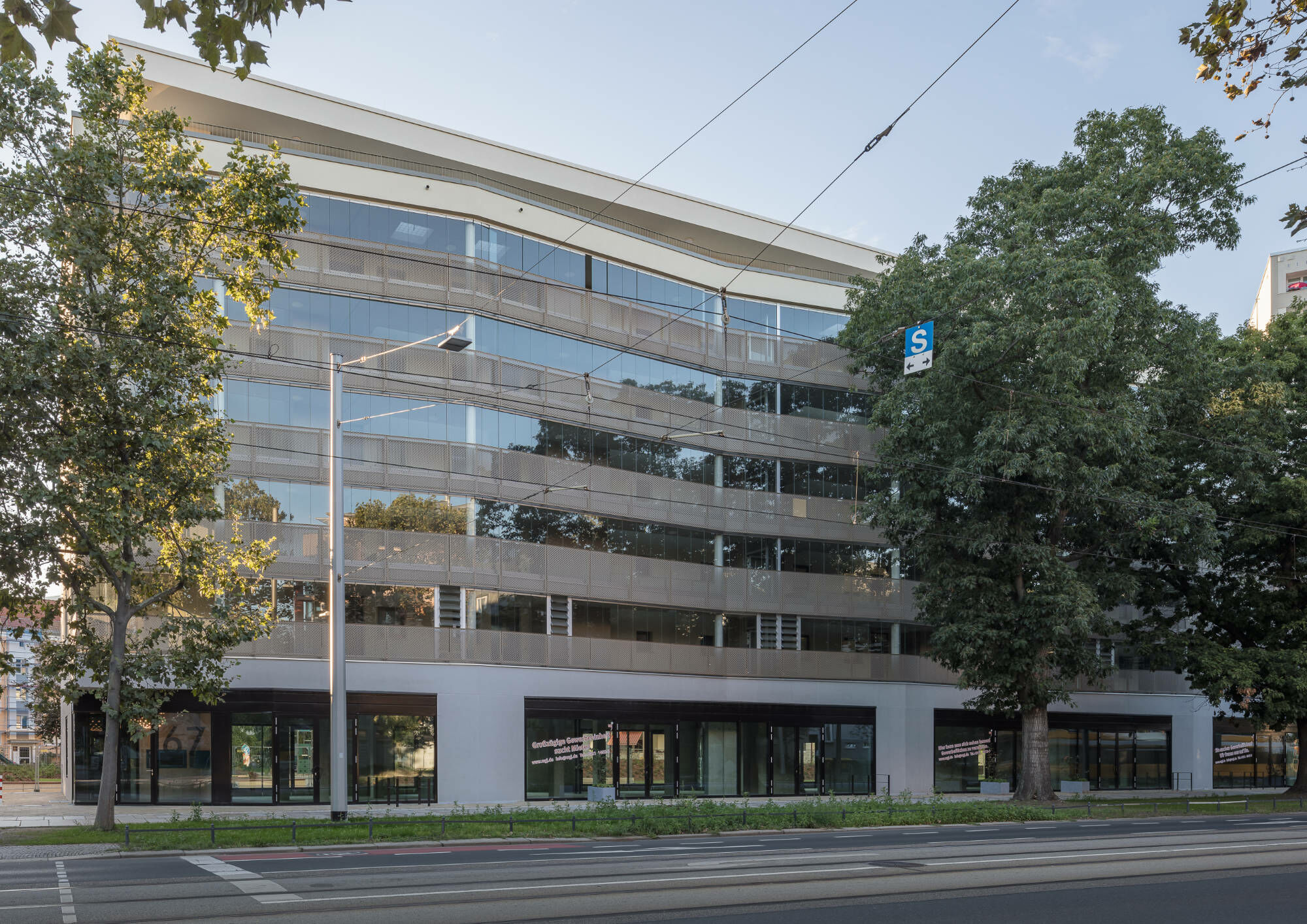 Der Neubau orientiert sich typologisch an den umliegenden 1950er-Jahre Zeilenbauten. Entworfen wurde er vom Büro Leinert Lorenz Architekten aus Dresden.