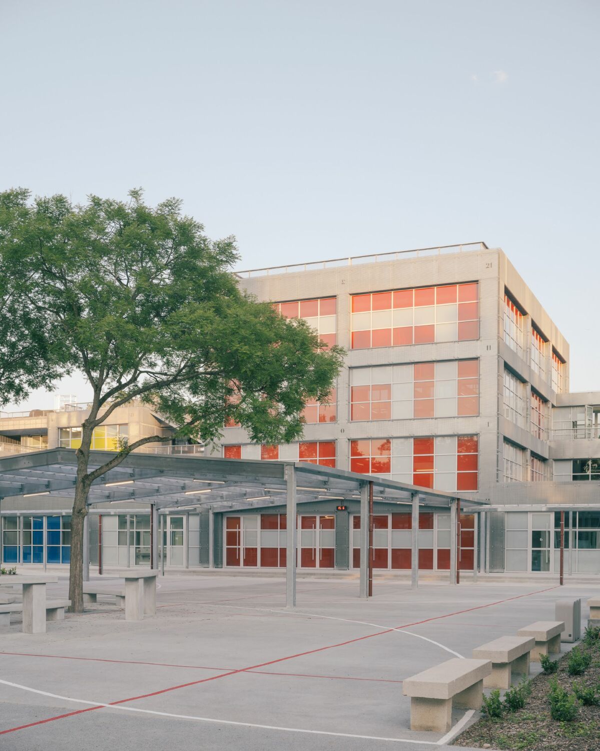Bei der Schule handelt es sich um ein Frühwerk von Jean Nouvel und Gilbert Lézènès.