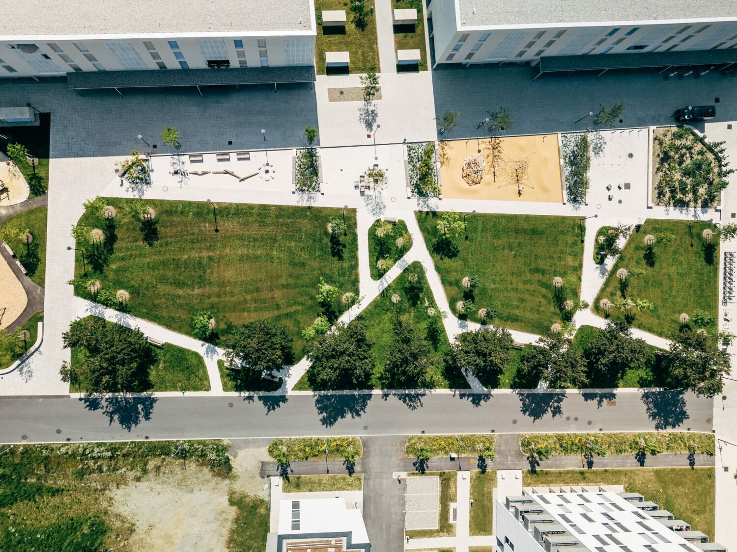 Das Schwammstadt-Quartier Hi Habach zeichnet sich durch einen zentralen Park aus, den das Büro Winkler Landschaftsarchitektur gestaltete.