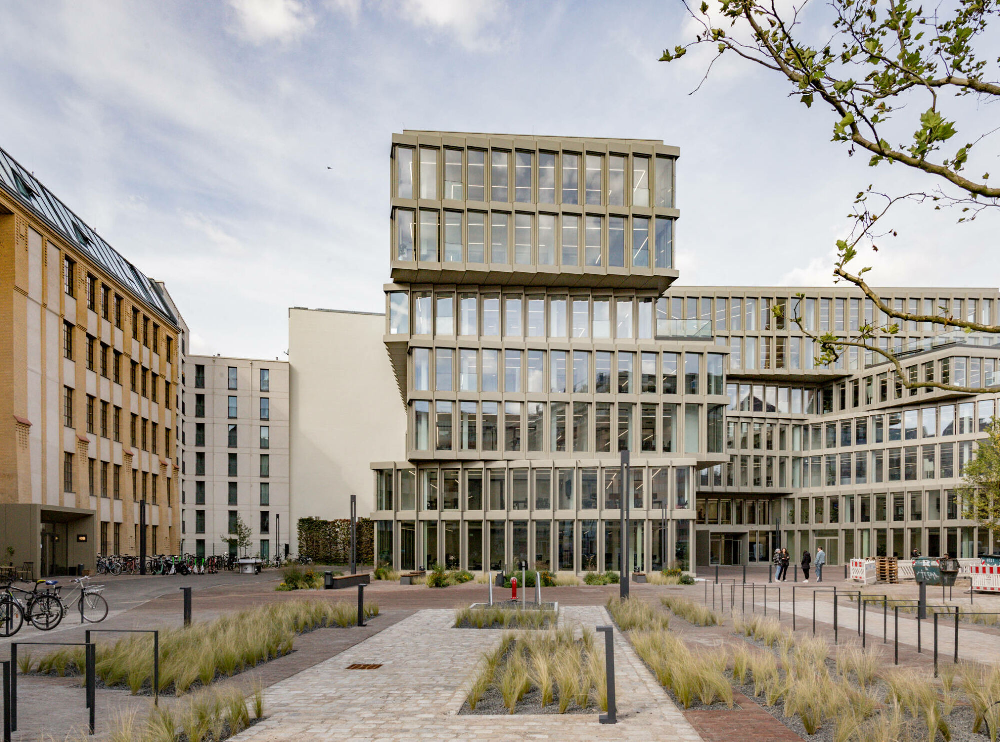 Im Zentrum des Areals entstand ein Neubau für Büroflächen. Die Kubatur des Neubaus entstand in Anlehnung an die Höhenverläufe der Bestandsbebauung.