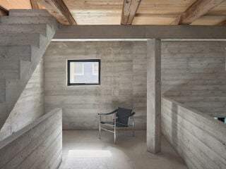 In der Taschenturmstraße in Ingolstadt wurde ein mittelalterlicher Bauernhof nach Plänen von Büro Mühlbauer zum Wohn- und Atelierhaus umgebaut. Hinter dem Tor des Stadels liegt nun das Esszimmer.