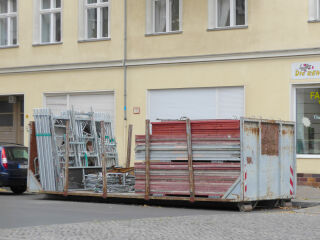 Im Abrollcontainer sind alle Gerüstbauteile griffbereit einsortiert und transportfertig.